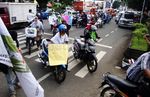 Tolak Kenaikan BBM dengan Menuntun Motor