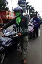 Tolak Kenaikan BBM dengan Menuntun Motor