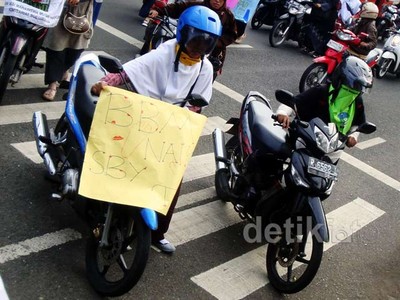 Tolak Kenaikan BBM dengan Menuntun Motor
