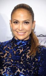Lekukan Tubuh Jennifer Lopez Bak Gitar Spanyol