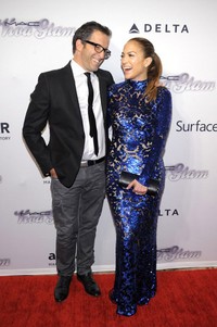 Desainer Kenneth Cole tampak menikmati waktunya dengan J-Lo di red carpet. Michael Loccisano/Getty Images/AFP.
