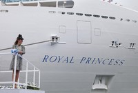 Kate juga mendapatkan kehormatan menggunting pita untuk ritual memecahkan sebotol champagne ke lambung kapal. Chris Jackson/Getty Images.