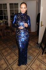 Lekukan Tubuh Jennifer Lopez Bak Gitar Spanyol