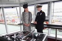 Kapten kapal Tony Draper mengajak Kate Middleton untuk melihat ruang kemudi. Chris Jackson/Getty Images.