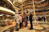 Kate disambut ramah oleh para kru kapal di ruang utama yang mewah. Chris Jackson/Getty Images.