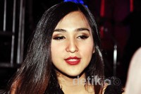 Dena nampak cantik dengan bibir yang dipoles lipstick berwarna merah. (noel/detikhot)