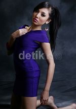 Pose Seksi Manda Cello, Istri Keempat Eyang Kubur