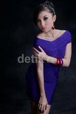 Pose Seksi Manda Cello, Istri Keempat Eyang Kubur