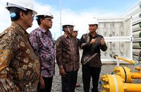 Direktur Utama PLN, Nur Pamudji didampingi Direktur Utama PT Indonesia Power Djoko Hastowo, Direktur Utama PT PJB Susanto Purnomo, dan Dirut PT Enviromate Technology International (ETI) Awi Suriyanto meninjau CNG Plant PLTGU Grati, Pasuruan, Jawa Timur. (Agus Trimukti/Humas PLN).