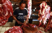 Pedagang menyiapkan daging sapi potong di Pasar Kramat Jati, Jakarta, (14/6/2013).