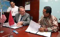 Direktur Utama PLN, Nur Pamudji (kanan) dan CEO Syarikat Sarawak Electrical Supply Corporation (Sesco) Berhad, Torstein Dale Sjotveit (tengah) menandatangani Perubahan dan pernyataan kembali perjanjian pertukaran daya listrik terkait dengan jual beli daya dan energi listrik dalam semangat kerjasama di antara negara-negara anggota ASEAN, di Kantor PLN Pusat, Jakarta, Kamis (13/6). Agus Trimukti/Humas PLN.
