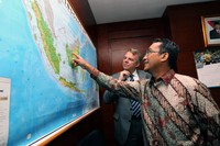 Untuk mendukung jual beli listrik dengan Malaysia ini, PLN pun sedang menyiapkan pembangunan transmisi 275 kV dari Sarawak ke Bengkayang. Saat ini, pembangunan transmisi dari Bengkayang ke Singkawang sejauh 60 kilometer sudah tuntas dibangun, tinggal pasang kabel. Agus Trimukti/Humas PLN.