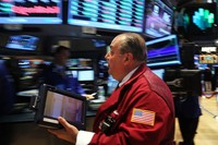 Pada penutupan perdagangan Kamis waktu setempat, Indeks Dow Jones naik 180,85 poin (1,21%) ke level 15.176,08, Indeks S&P 500 bertambah 23,84 poin (1,48%) ke level 1.636,36 dan Indeks Komposit Nasdaq menguat 44,94 poin (1,32%) ke level 3.445,36. Spencer Platt/Getty Images/AFP.