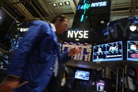 Suasana perdagangan di lantai bursa New York Stock Exchange, Kamis (13/6) waktu setempat. Spencer Platt/Getty Images/AFP.