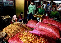 Harga cabai rawit naik dari Rp 20 ribu per kg menjadi Rp 28 ribu per kg, cabai merah dari Rp 25 ribu menjadi Rp 35 ribu per kg.