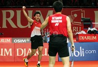 Ahsan/Hendra berhasil menaklukkan unggulan ketiga asal China itu dengan dua set langsung (21-18 21-13), dalam waktu 30 menit.