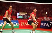 Bermain cepat dan taktis, Ahsan dan Hendra berhasil menyelesaikan dengan kemenangan dua set langsung atas lawannya.