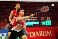 Ahsan berusaha mengembalikan shuttlecock lawan.
