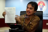     Roy Suryo memberikan keterangan pers terkait pemindahan penyelenggaraan Islamic Solidarity Games (ISG) III, di Gedung Kemenpora, Jakarta, Jumat (14/6/2013) malam.