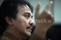 Keputusan tersebut diambil karena Riau dinilai masih menghadapi banyaknya masalah, seperti venue yang belum rampung dan kasus korupsi PON 2012 yang melibatkan Gubenur Riau sekaligus ketua pelaksana ISG Rusli Zaenal.