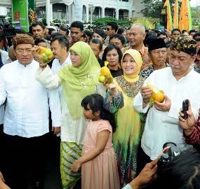 Warga Serbu Stand Kuliner dalam Pesta Rakyat di Gedung Sate