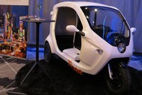 Meski tampangnya mirip Bajaj roda tiga, Zbee sangat berbeda. Karena bila Bajaj tiga roda bisa dianggap tidak ramah pada lingkungan, tenaga listrik yang diaplikasi Zbee membuatnya sangat ramah pada lingkungan. (dok Clean Motion)