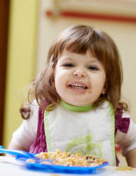 Ajarkan si Kecil Makan Sendiri Dengan Cara Ini