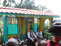 PRJ Monas hari kedua dibuka oleh Wagub DKI Jakarta, Basuki Tjahaja Purnama alias Ahok. Digelar mulai 14-16 Juni 2012, pameran ini menampung pengusaha kecil dan menengah serta beberapa stand negara luar negeri (Endro/ detikTravel)