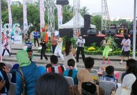 Stand negara Kolombia menampilkan tari salsa. Suasana makin ramai ketika warga mulai ikut menari bersama mereka (Endro/ detikTravel)