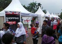 Hari kedua, Sabtu (15/6), PRJ Monas didatangi banyak pengunjung. Di sini juga ada stand unik seperti KompiZombi. Pengunjung bisa berfoto bersama zombie yang seram (Endro/ detikTravel)