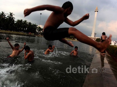 Ketika Kolam di Taman Monas Jadi Kolam Renang
