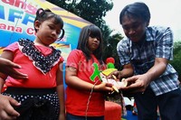 Beragam mainan tradisional ditampilkan dalam acara ini.