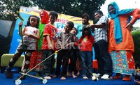 Anak-anak tampak senang memainkan mainan yang dulu juga dimainkan oleh kakek neneknya.