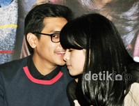 Mereka pun terlihat mesra di sela-sela acara. Bisik-bisik apa nih Gan? (noel/detikhot)