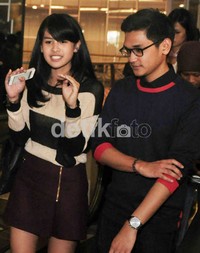 Meski terlihat mesra, Maudy mengaku dirinya dan Afgan hanya bersahabat. (noel/detikhot)