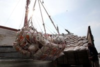 Saat ini Bulog memiliki cadangan beras mencapai 600.000 ton. Cadangan tersebut akan dikeluarkan apabila terjadi gejolak harga.