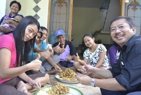 Bambang DH Blusukan Ponorogo, Umbar Jempol