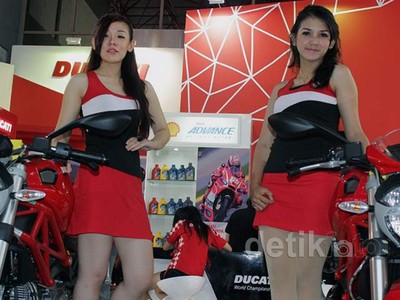 Si Cantik nan Seksi di Booth Pabrikan Motor