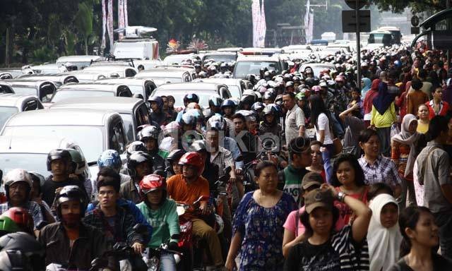 Kondisi Lalu Lintas di Monas: Kotor, Macet dan Banyak Parkir Liar