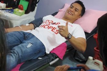 Ekspresi Choky Sitohang Saat Donor Darah untuk Pertama Kalinya