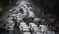     Jalan Merdeka Barat nampak macet total dipenuhi oleh kendraaan dan para pengunjung. Lamhot Aritonang/detikFoto.
