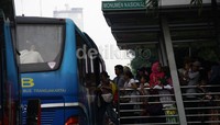      Antrian pengunjung yang mengunakan bus tranjakarta juga terlihat padat.Lamhot Aritonang/detikfoto