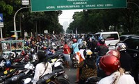     Terbatasnya tempat parkir memaksa para pengunjung memarkir kendraannya di bahu jalan.Lamhot Aritonang/detikfoto     