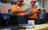 8 buah kunci leter T serta 2 unit laptop sebagai sarana pembuatan STNK palsu, 3 unit STNK palsu dan 11 buah Plat nomor palsu tutur disita.