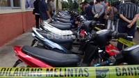Terbongkarnya komplotan ini berawal dari olah TKP yang dilakukan polisi terhadap aksi pencurian motor di salah satu rumah kos hingga tertangkapnya salah satu tersangka Andi Putra.     