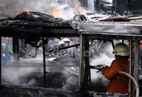 Petugas pemadam kebakaran berusaha memadamkan api yang membakar bus transjakarta. Lamhot Aritonang/detikfoto