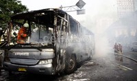Api melahap hampir seluruh bagian bus tran-j. Lamhot Aritonang/detikfoto     