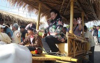 Permaisuri raja Kraton Yogyakarta, GKR Hemas bersama Wakil Bupati Sleman Yuni Satiya Rahayu menaiki gerobak sapi menuju tempat festival.