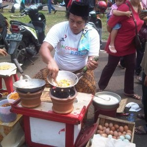 Kisah Pedagang Kerak Telor yang Sumringah Ada PRJ Monas