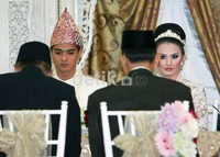 Ricky nampak tegang saat menjalani prosesi ijab kabul. (Noel/detikhot)